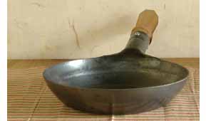 板厚2.3ミリフライパンサイズ22cm深さ4cm
