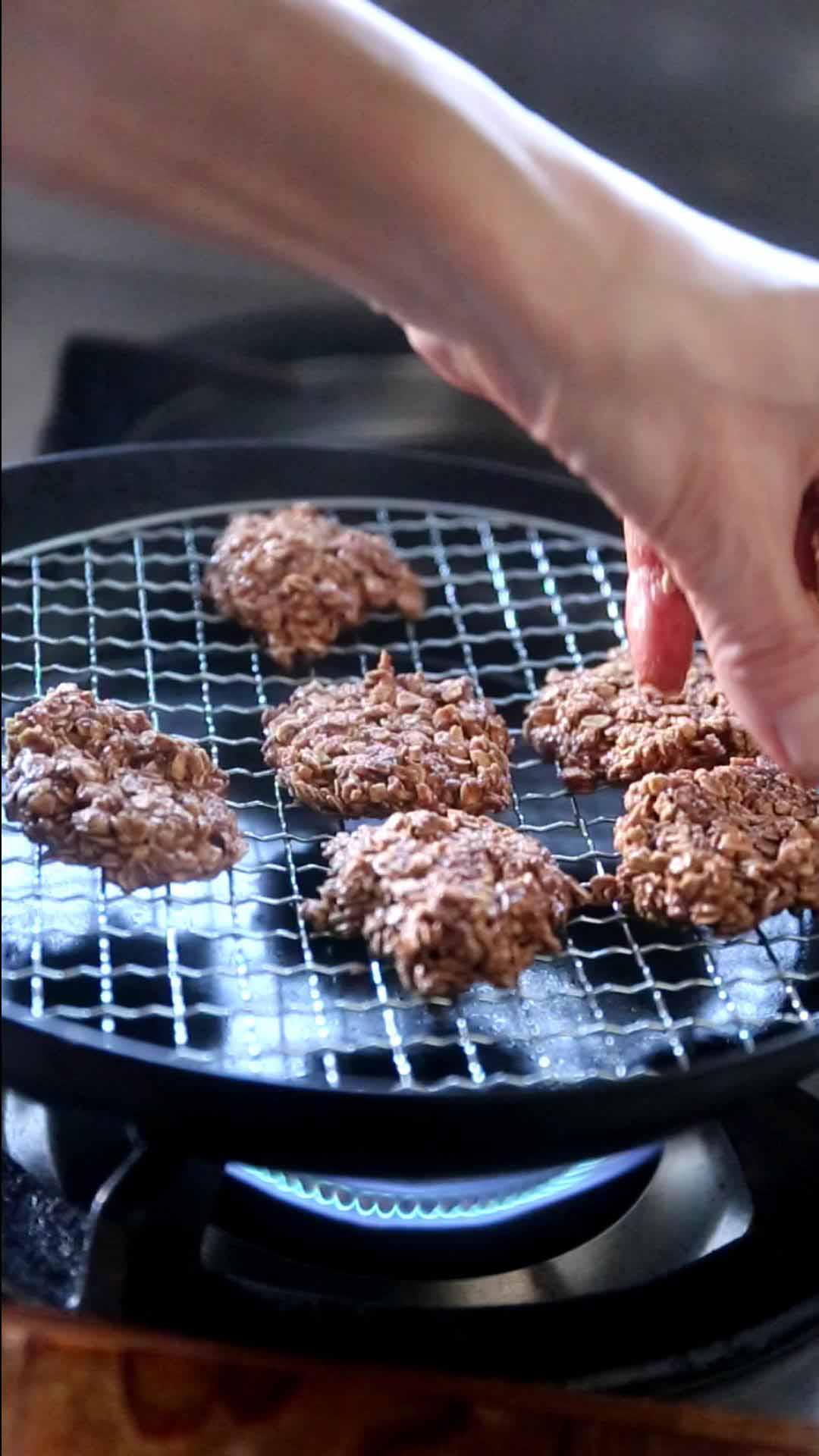 鉄フライパンでクッキーを焼く
