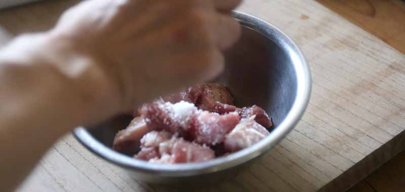 蜂蜜とレモンで酢豚「豚肉下準備」