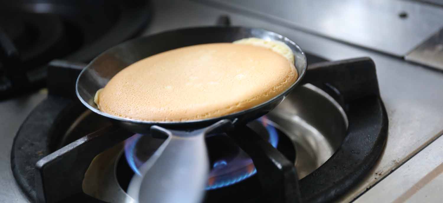 小さいフライパン14.5cmでパンケーキを焼いて裏返した写真です。
