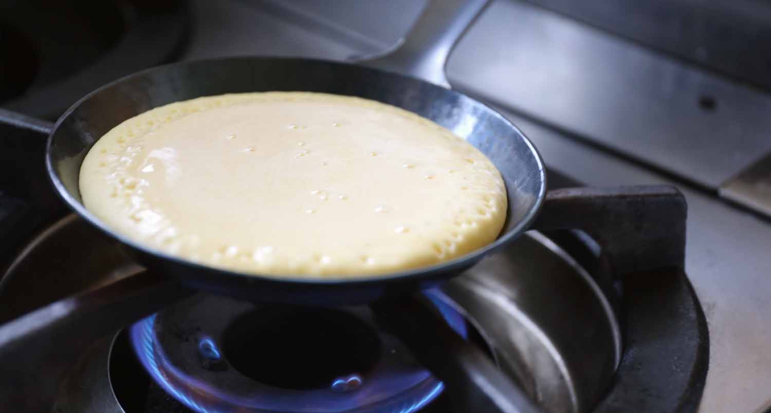 小さいフライパン14.5cmでパンケーキを焼いている写真です。フライパンを型の用に使うことも出来ます。