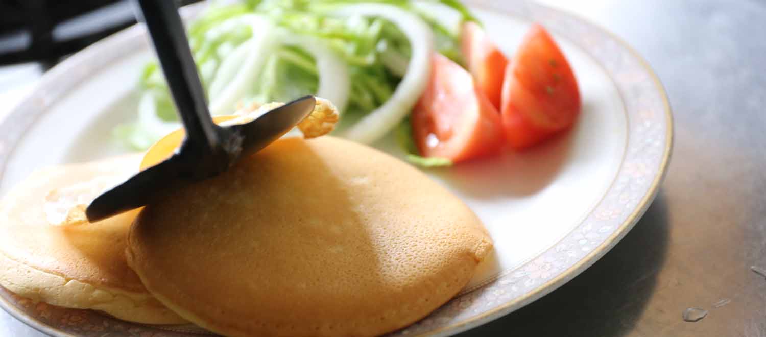 小さいフライパン14.5cmで焼いたパンケーキと朝食の写真です。