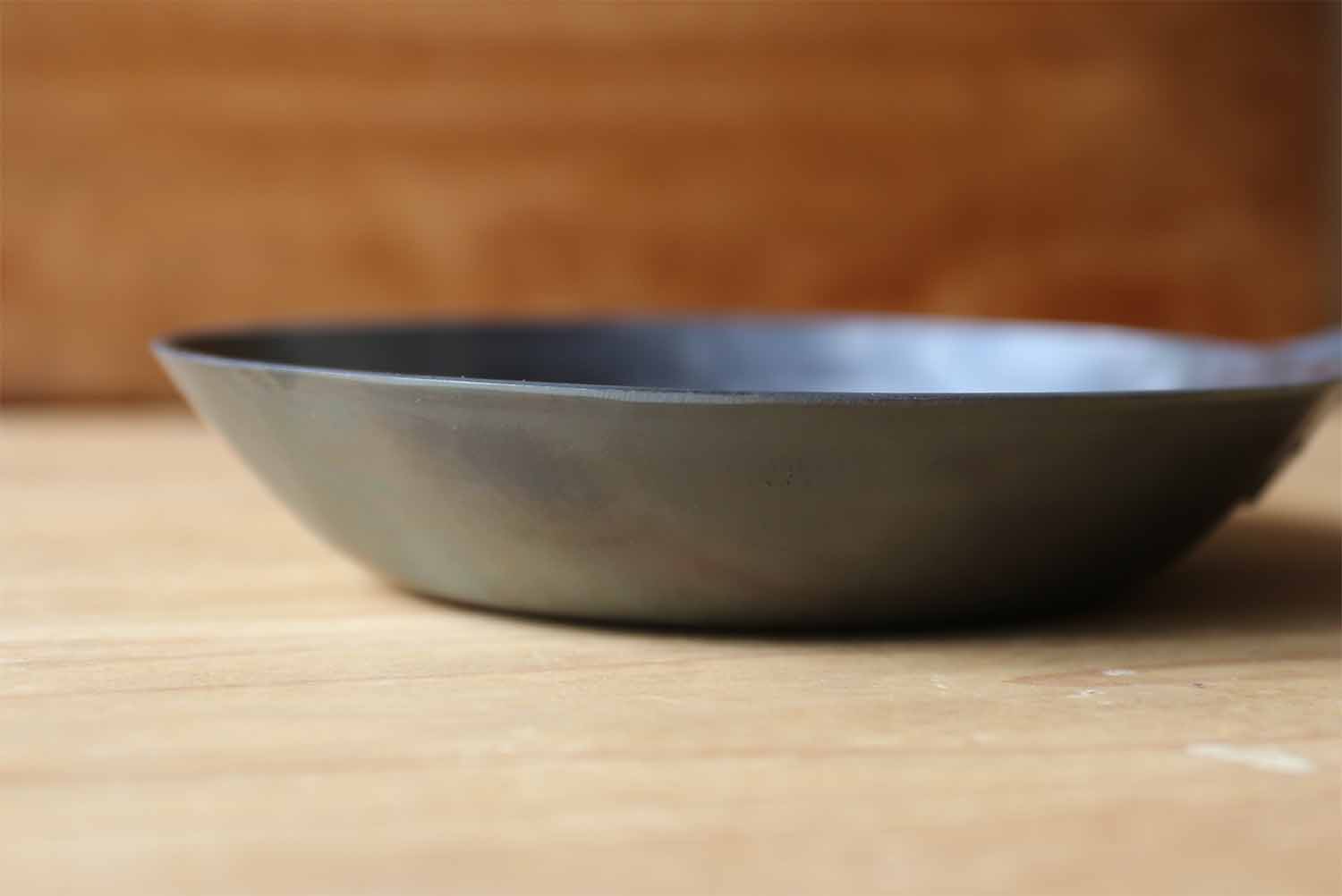 小さいフライパン16.5cm深型タイプの横からの写真。深さがわかると思います。