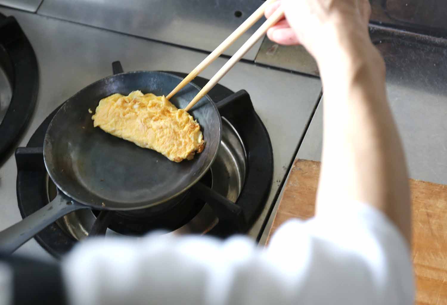 小さいフライパン16.5cm深型フライパンで調理しています。深型は玉子焼きをのような液体ものを調理するのに便利です。