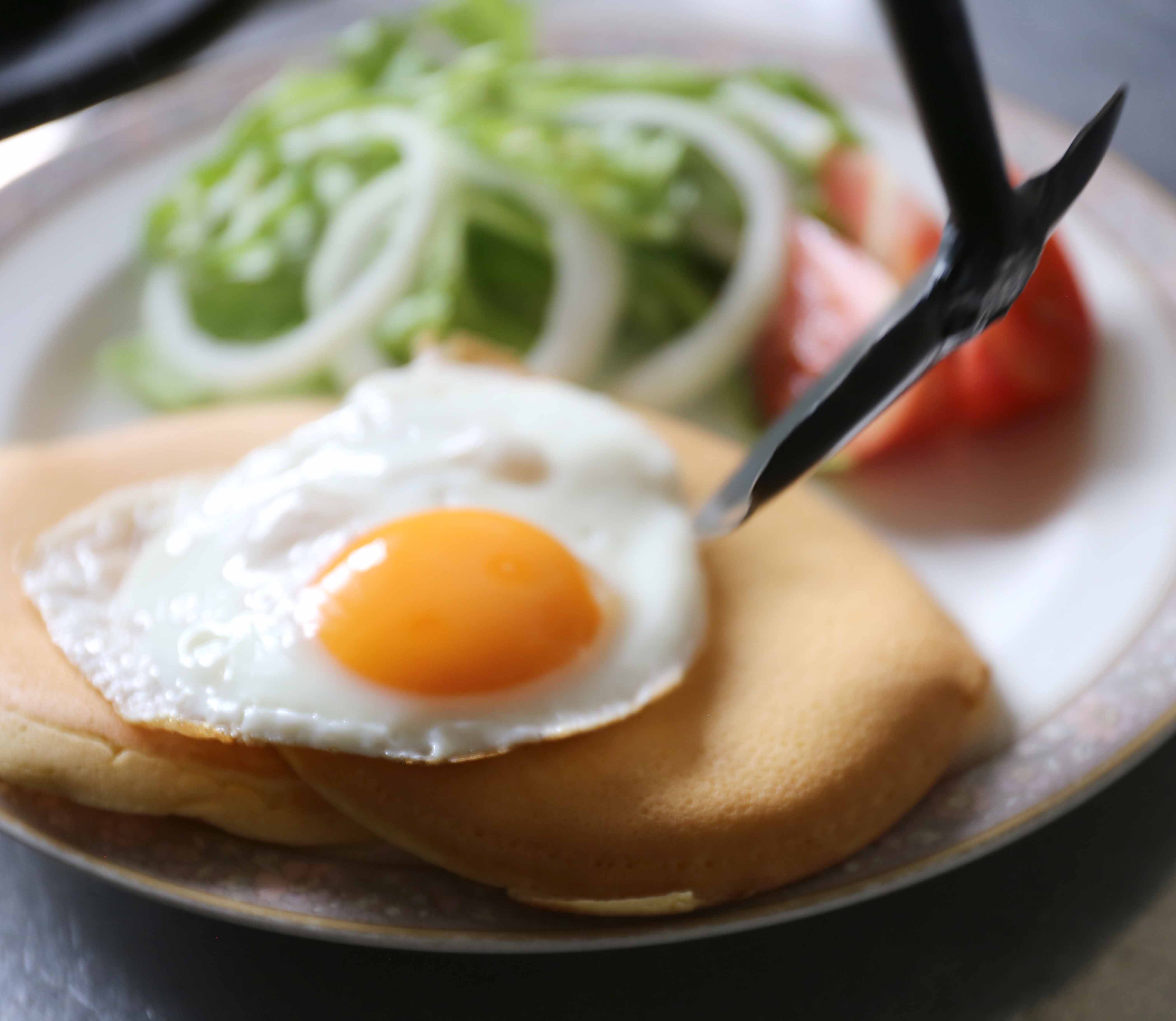 小さいフライパン浅型でやいた目玉焼きです。目玉焼きとパンケーキがおいしク撮れています。