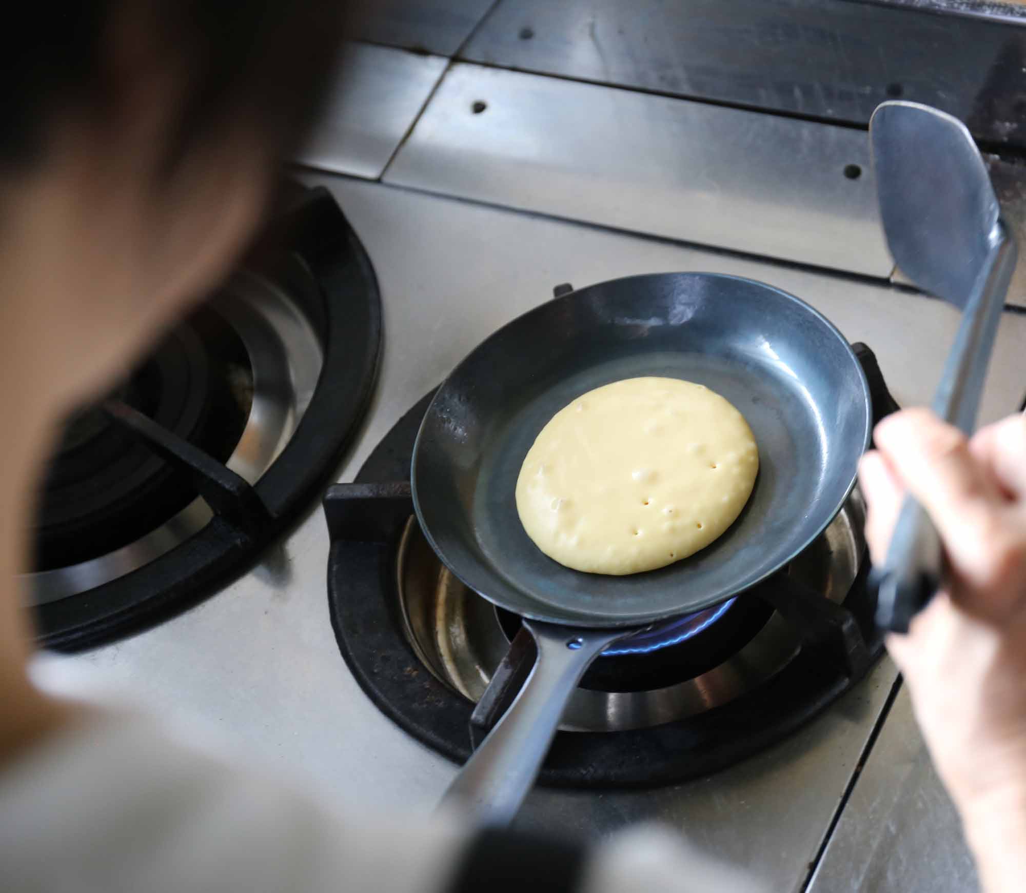 小さいフライパン18cmタイプでパンケーキを焼いています。小さいので鍋肌もひくいことからヘラを使った使い方も使いやすいです。