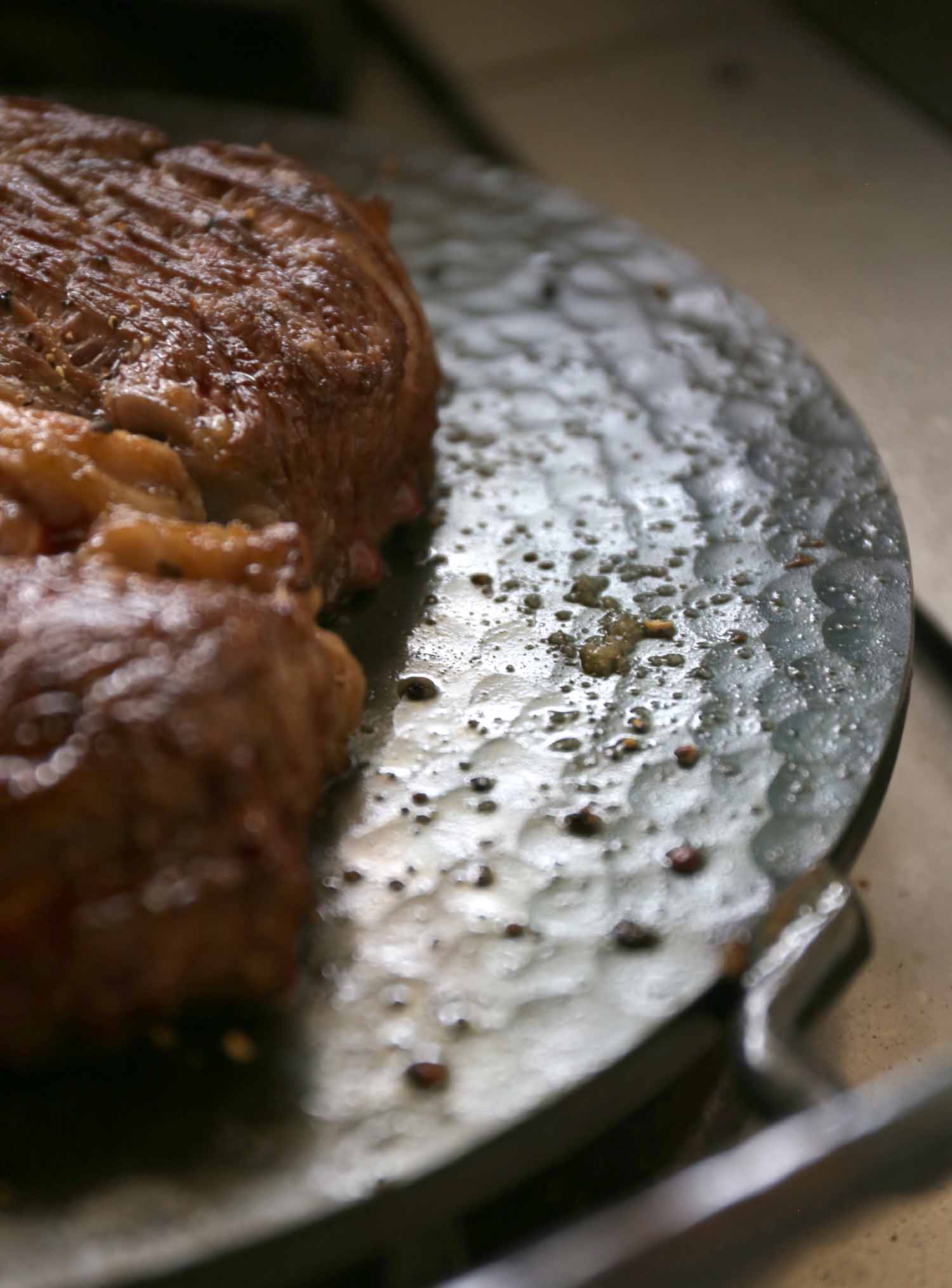 一角フライパンでステーキを焼いている写真8
