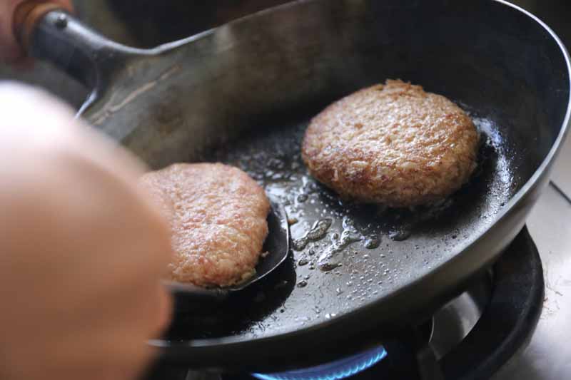 まずはハンバーグをやきます