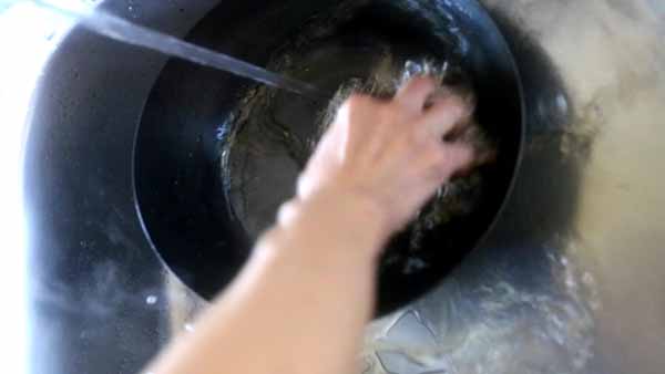 鉄フライパンの洗い方1