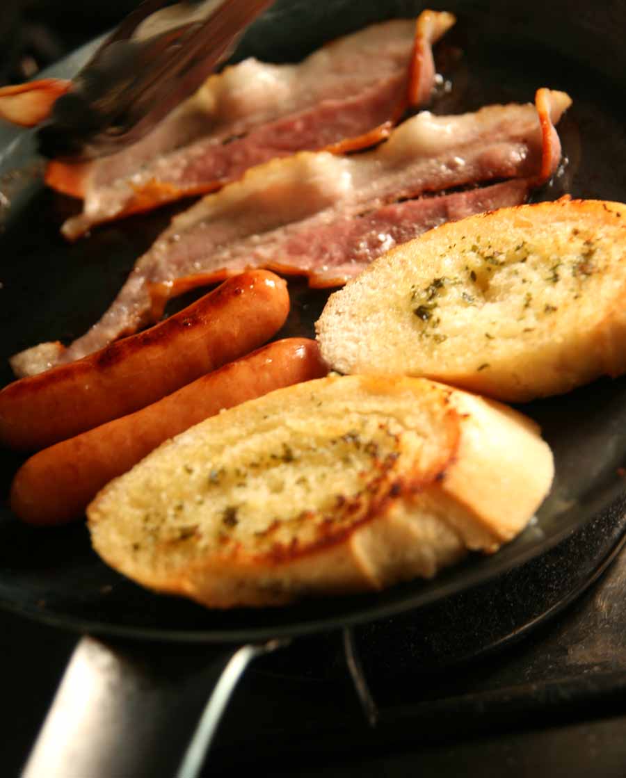 朝食フライパンベーコン
