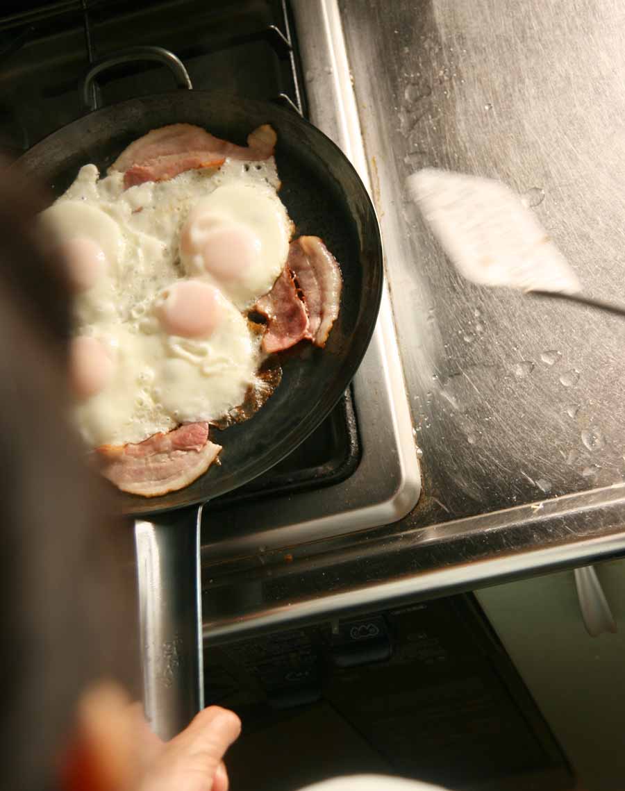 朝食フライパンでめ目玉やき