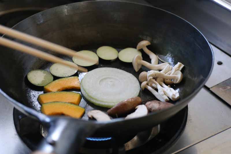 鉄フライパンでカジキマグロと梨の炒めもの「野菜とフライパン」