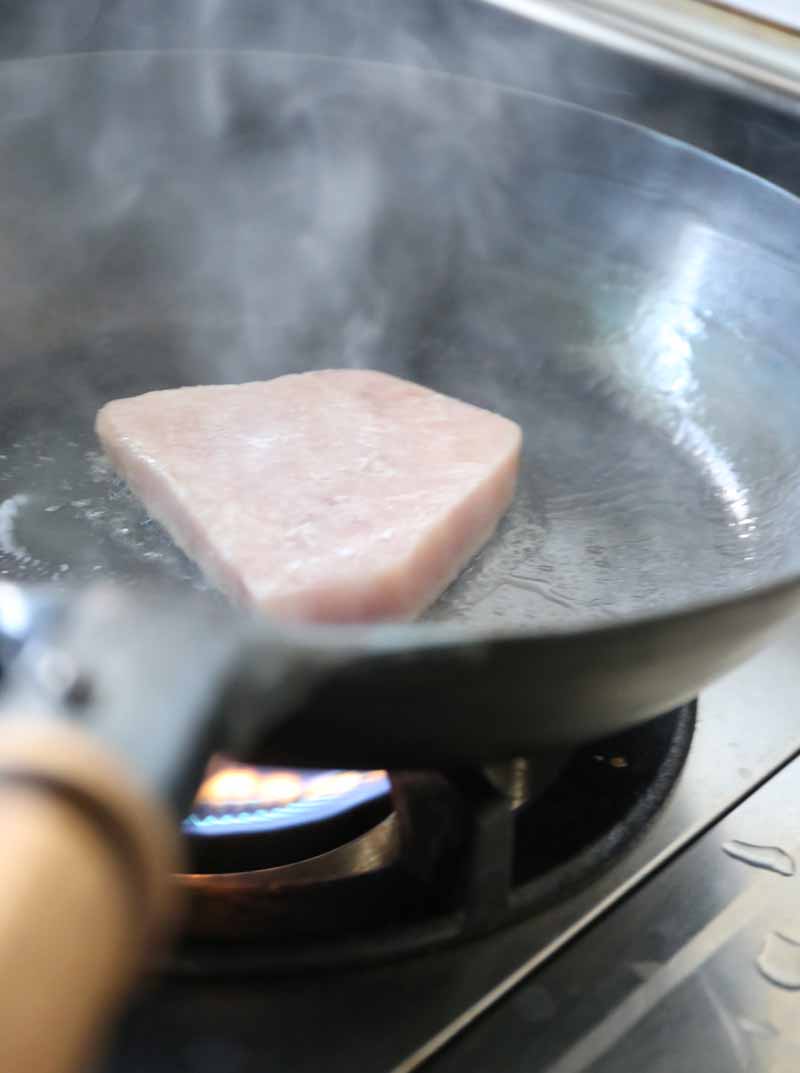 鉄フライパンでカジキマグロと梨の炒めもの「カジキ焼き」