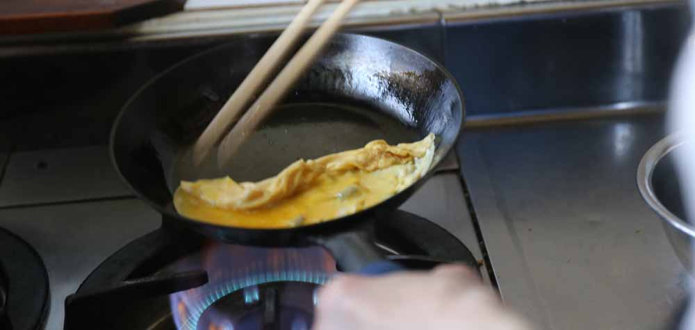 ずっしりしっかりした玉子焼きの焼き方の焼き途中