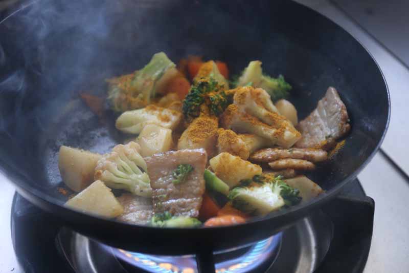 チャツネを炒め物に入れるレシピ「カレー粉をいれる